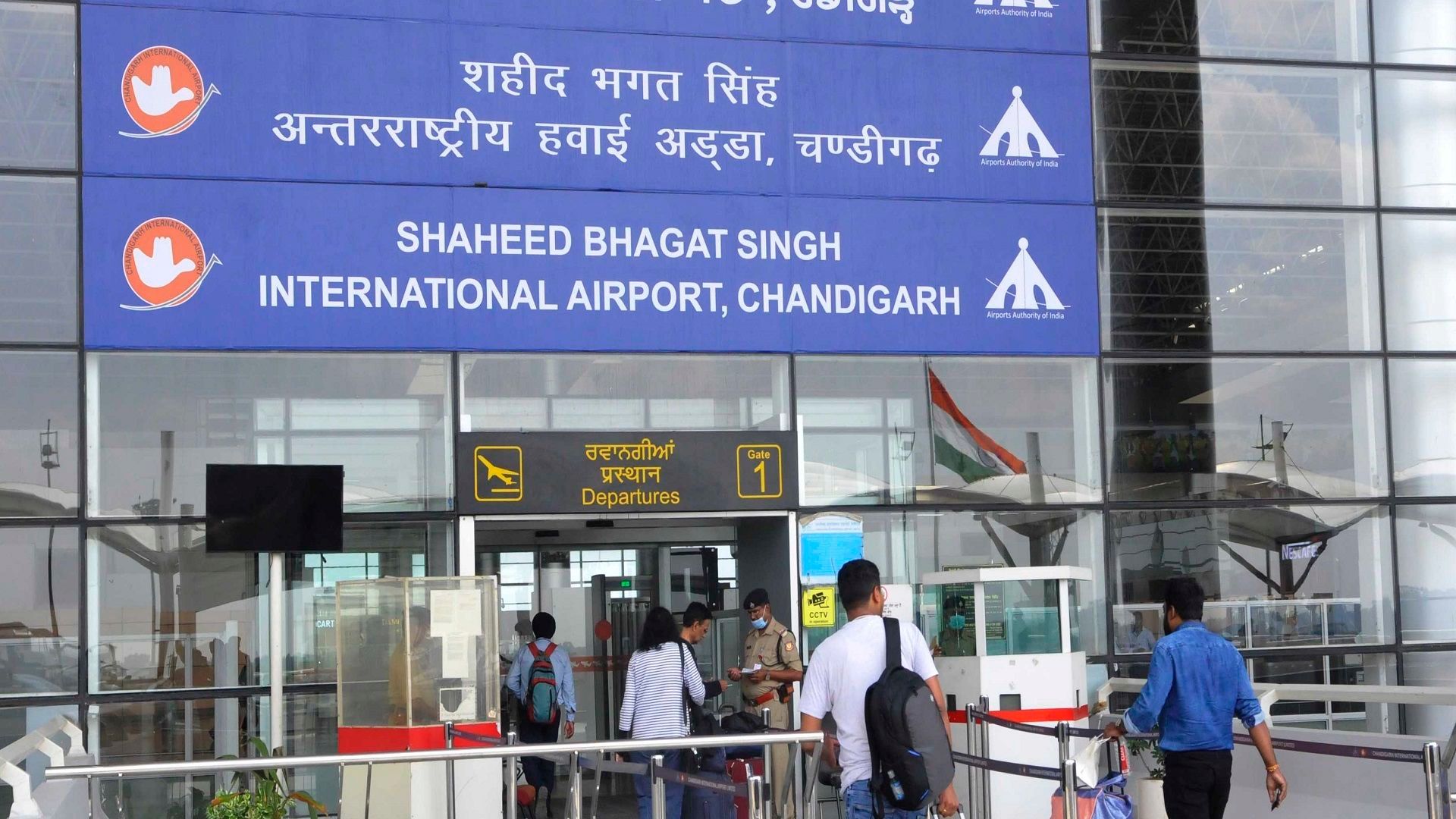 बड़ी खबर: मैच के बाद एयरपोर्ट पहुंचे क्रिकेटरों के किट बैग में मिली शराब, तलाशी के दौरान कई बोतलें बरामद, मामला सामने आने के बाद मची खलबली