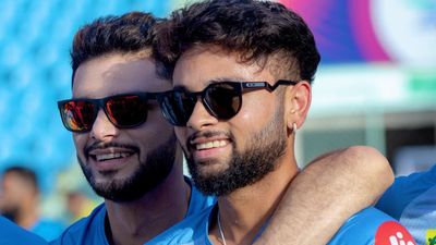 Ranji Trophy: लखनऊ सुपर जायंट्स ने जिसे 3 मैच खिलाकर निकाला उसने रहाणे की टीम के जबड़े से छीनी जीत, 2 विकेट से जीता धड़कनें रोक देने वाला मैच करन शर्मा (दाएं)) आईपीएल में लखनऊ सुपर जायंट्स के साथ रहे हैं.