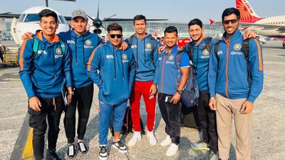 Saurabh Kumar: 2 साल पहले इंग्लैंड सीरीज में था नेट बॉलर, अब टीम इंडिया में मिली जगह, 10 साल की उम्र में 200 KM का सफर कर सीखता था क्रिकेट सौरभ कुमार (बीच में) लगातार इंडिया ए स्क्वॉड का हिस्सा रहे हैं.