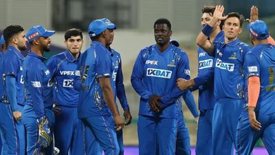 IL20 में जबरदस्त कंट्रोवर्सी, मुंबई इंडियंस की टीम ने Playing XI से बाहर के खिलाड़ी को बैटिंग के लिए भेजा, अंपायर्स ने रोका और बाहर निकाला ILT20 में एमआई एमिरेट्स की टीम निकोलस पूरन की कप्तानी में खेल रही है.