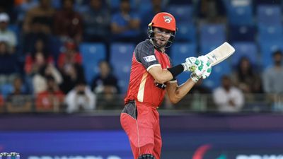 ILT20: शाहीन अफरीदी ने बल्ले से पलटा पासा, टीम को हारी हुई बाजी जिताई, मुंबई इंडियंस वाली टीम को 2 विकेट से धूल चटाई शाहीन अफरीदी ने जोरदार बल्लेबाजी से डेजर्ट वाइपर्स को एमआई एमिरेट्स पर जीत दिलाई.