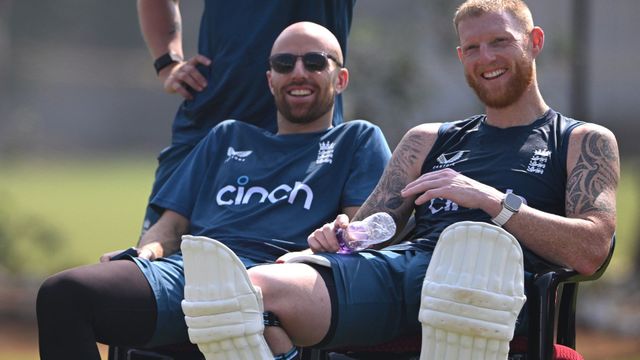 IND vs ENG: जैक लीच के दूसरे टेस्ट से बाहर होने पर बेन स्टोक्स का अजीब बयान, बोले- ये हमारे लिए बड़े शर्म की बात विशाखापट्टनम में प्रैक्टिस सेशन के दौरान बेन स्टोक्स (दाएं) और जैक लीच (बाएं).