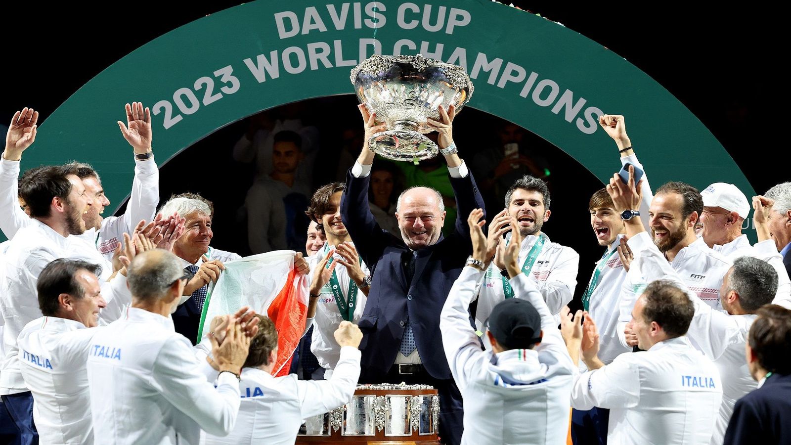 Davis Cup History : 124 साल पहले किसके नाम पर रखा गया डेविस कप का नाम? जानिए टेनिस के वर्ल्ड कप का हैरान करने वाला इतिहास इटली की टीम डेविस कप 2023 जीतने के बाद जश्न मनाते हुए (फाइल फोटो)