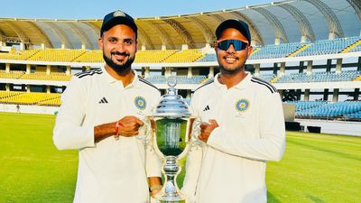 India A vs England Lions: RCB के तेज गेंदबाजों ने अंग्रेजों के छुड़ाए छक्के, मिलकर किए 7 शिकार, इंग्लिश टीम के बड़े स्कोर का टूटा सपना आकाश दीप (बाएं) और यश दयाल आईपीएल 2024 में आरसीबी मे खेलेंगे.