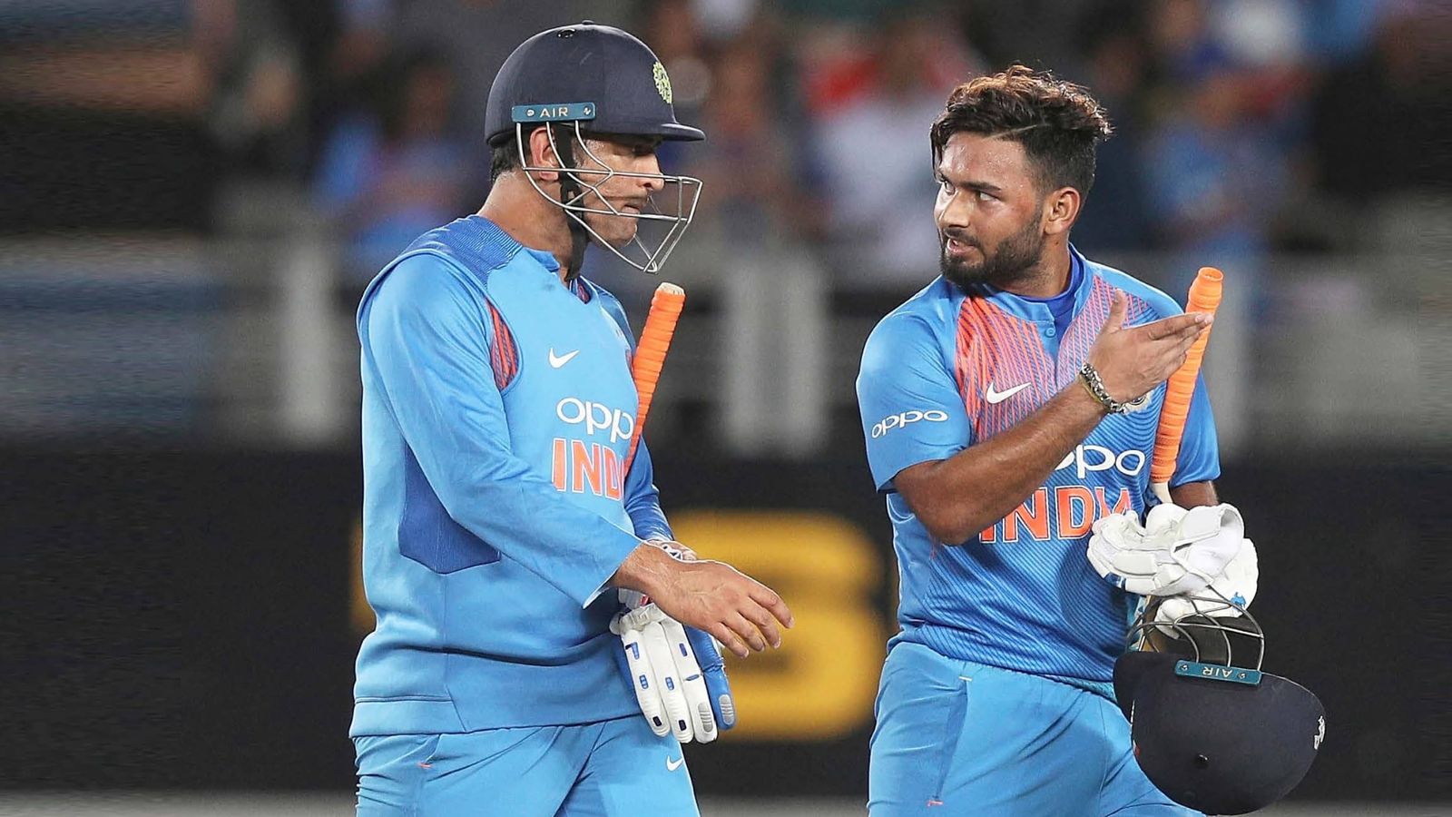 ऋषभ पंत का एमएस धोनी से तुलना पर सनसनीखेज़ खुलासा, बोले- मैं सांस नहीं ले पाता था, कमरे में जाकर रोने लगता, देखिए Video ऋषभ पंत का एमएस धोनी से तुलना पर सनसनीखेज़ खुलासा, बोले- मैं सांस नहीं ले पाता था, कमरे में जाकर रोने लगता, देखिए Video