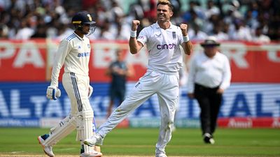 Ind vs ENG, 2nd Test: एंडरसन के नाम 41 साल की उम्र में बड़ा रिकॉर्ड दर्ज, लाला अमरनाथ का 72 साल पुराना रिकॉर्ड टूटा शुभमन गिल के विकेट का जश्न मनाते जेम्स एंडरसन