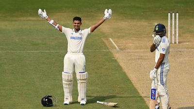 IND vs ENG : यशस्वी जायसवाल की 179 रनों की ऐतिहासिक पारी से टीम इंडिया ने इंग्लैंड को खदेड़ा, पहले दिन 6 विकेट पर बनाए 336 रन इंग्लैंड के खिलाफ शतक जड़ने के बाद यशस्वी जायसवाल