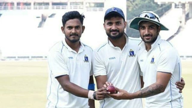 India A vs England Lions : आकाश की धांसू गेंदबाजी से इंडिया-ए ने किया पलटवार, इंग्लैंड के सामने बनाई 141 रन की बढ़त बंगाल रणजी टीम के साथियों संग आकाश दीप (फोटो क्रेडिट - इन्स्टाग्राम @akash.deep969)