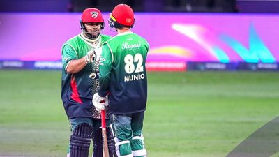 ILT20: आजम खान ने छक्के- चौकों की बरसात कर डेजर्ट वाइपर्स को दिलाई 6 विकेट से जीत, अकेले लड़े हेटमायर फिर भी हार गई जायंट्स आजम खान और कॉलिन मुनरो