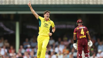 AUS vs WI : शॉन एबॉट के हरफनमौला प्रदर्शन से ऑस्ट्रेलिया ने वेस्टइंडीज को 83 रन से धोया, 2-0 से सीरीज पर किया कब्जा  दूसरे वनडे में विकेट लेने के बाद जश्न मनाते ऑस्ट्रेलिया के शॉन एबॉट