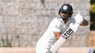 Ranji Trophy: मनीष पांडे 9 टांके लगने के बाद खेलने उतरे और लूट ली महफिल, 99 पर 6 बल्लेबाज गंवा चुकी टीम को 1 विकेट से जिताया मनीष पांडे ने शानदार खेल से कर्नाटक को करीबी जीत दिलाई.