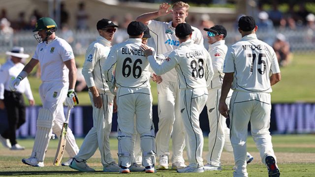 NZ vs SA: रचिन रवींद्र के बाद 6 फीट 8 इंच लंबे गेंदबाज के आगे साउथ अफ्रीका ने टेके घुटने, 80 रन पर गंवा दिए 4 बड़े विकेट ब्रांड के विकेट का जश्न मनाते काइल जैमीसन