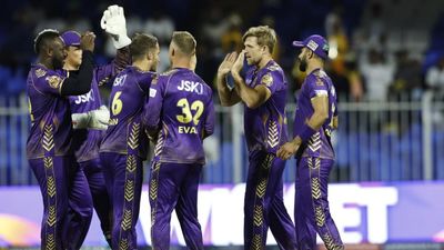 ILT20: 38 साल के बॉलर की धुन पर नाचे शारजाह के वॉरियर्स, 75 पर ढेर, 7 विकेट से हारे, शाहरुख खान के नाइट राइडर्स ने लगाई जीत की हैट्रिक अबू धाबी नाइट राइडर्स ILT20 2024 में बढ़िया प्रदर्शन कर रही है.