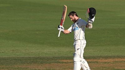 NZ vs SA: केन विलियमसन ने 31वें टेस्ट शतक से रचा इतिहास, दोनों पारियों में पहली बार लगाई सेंचुरी, 10 पारियों में छठा सैकड़ा ठोक साउथ अफ्रीका को हार की ओर धकेला दुनिया के नंबर 1 टेस्ट बैटर केन विलियमसन