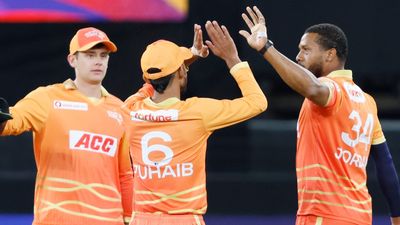 ILT20: गेंदबाजों के दम पर अदाणी की टीम ने दुबई कैपिटल्स को 19 रन से दी शिकस्त, 127 का टारगेट नहीं हासिल कर सकी वॉर्नर की सेना गल्फ जायंट्स ने गेंदबाजों के बूते दुबई कैपिटल्स को हराया.