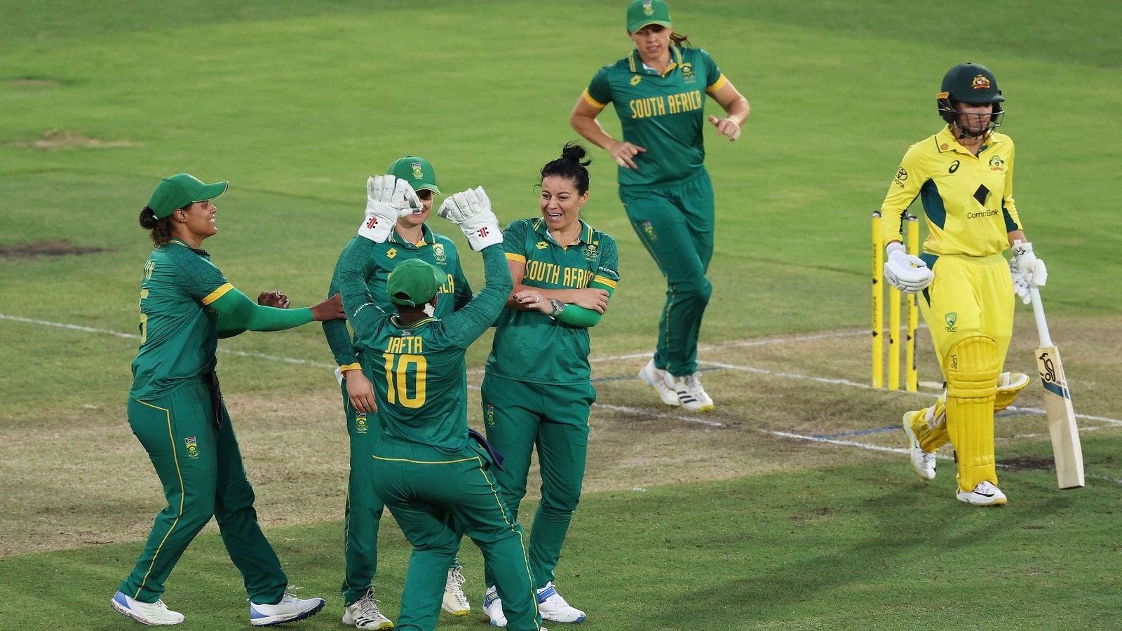 AUS vs SA: 15 हार और एक टाई के बाद साउथ अफ्रीका ने पहली बार ODI क्रिकेट में ऑस्ट्रेलिया को रौंदा, सिडनी में रचा इतिहास AUS vs SA: 15 हार और एक टाई के बाद साउथ अफ्रीका ने पहली बार ODI क्रिकेट में ऑस्ट्रेलिया को रौंदा, सिडनी में रचा इतिहास