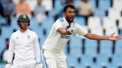 Exclusive, IND vs ENG : भारत और इंग्लैंड के बीच कौन जीतेगा पांच मैचों की टेस्ट सीरीज, प्रसिद्ध कृष्णा ने की बड़ी भविष्यवाणी  साउथ अफ्रीका दौरे पर टेस्ट मैच के दौरान प्रसिद्ध कृष्णा