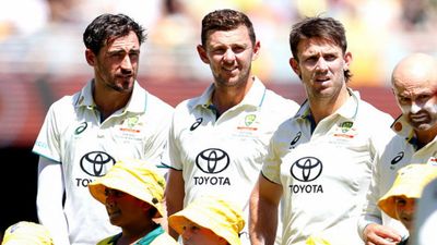 AUS vs WI: वर्ल्ड कप ट्रॉफी की लाज न रखने वाला खिलाड़ी हुआ कोरोना पॉजिटिव, इस टीम के खिलाफ संभालने वाला था ऑस्ट्रेलिया की कमान मिचेल स्टार्क, जोश हेजलवुड और मिचेल स्टार्क