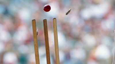 बाबर ने वनडे करियर में दूसरी बार की गेंदबाजी, पहले ही ओवर में मिला विकेट, लेकिन लुटाने पड़े इतने रन, जानिए किसे आउट किया विकेट पर लगती बॉल (प्रतीतात्मक तस्वीर)