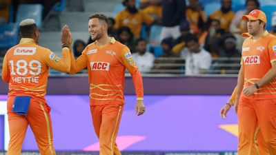 ILT20: आखिरी 6 गेंदों में 3 चौकों-दो छक्कों से उड़ाए 24 रन फिर भी हारी मुंबई इंडियंस की सेना, अदाणी की टीम ने लगाई जीत की हैट्रिक गल्फ जायंट्स ILT20 2024 पॉइंट्स टेबल में दूसरे नंबर पर आ गए.