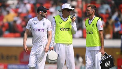 IND vs ENG: इंग्लिश खिलाड़ी ने छोड़ा इंग्लैंड का साथ, टेस्ट सीरीज के बीच T20 लीग में खेलने का लिया फैसला डेन लॉरेंस (बीच में) भारत के खिलाफ पहले दो टेस्ट में इंग्लैंड की प्लेइंग इलेवन से बाहर रहे हैं.