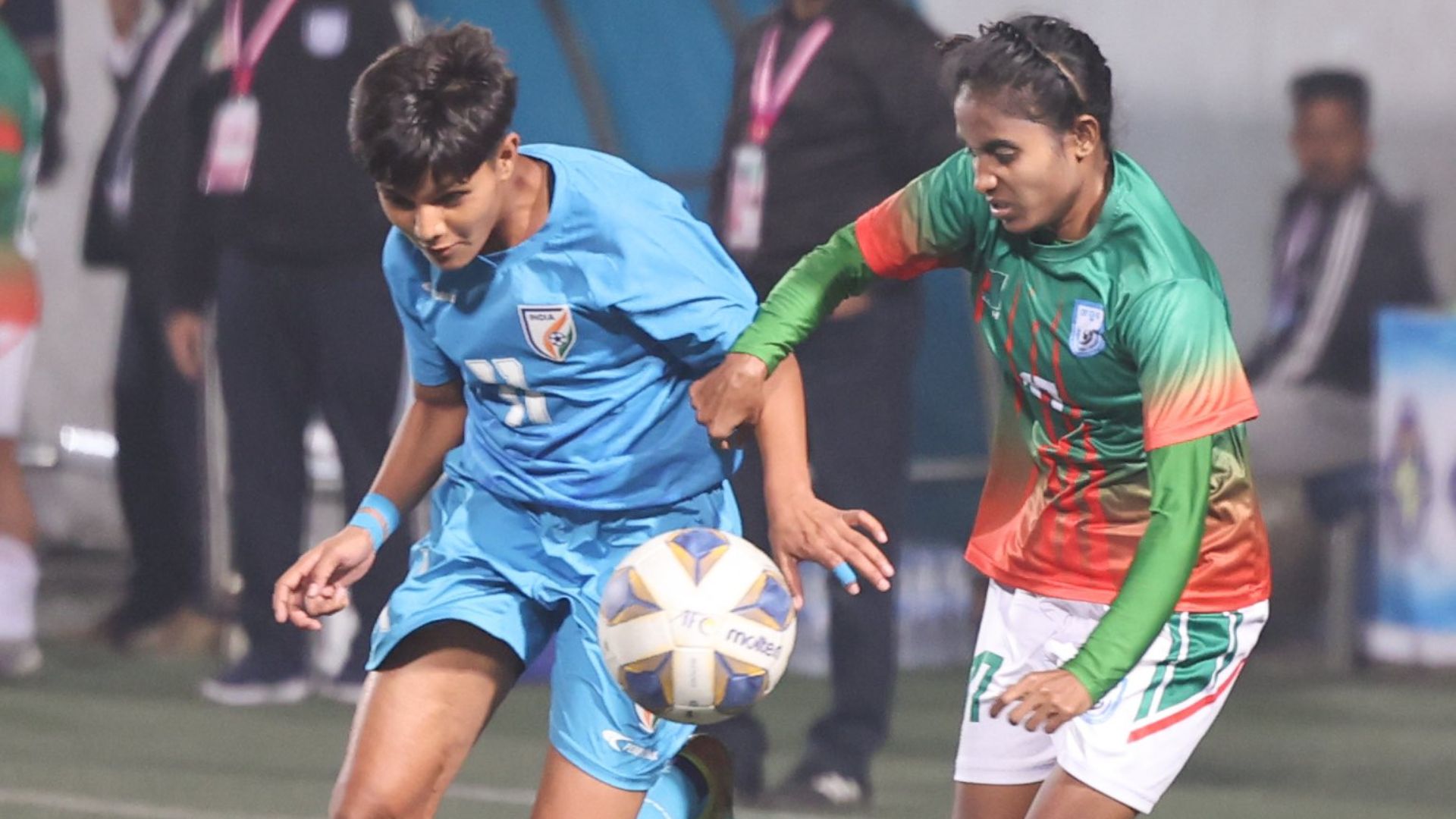 India vs Bangladesh मैच में बवाल, पेनल्टी शूटआउट बेनतीजा, कॉइन टॉस में भारत जीता तो बांग्लादेशी खिलाड़ियों का हंगामा, शेयर करनी पड़ी ट्रॉफी