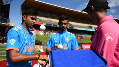 बुमराह से सीखे गुर, अब अंडर-19 वर्ल्ड कप 2024 में बना बल्लेबाजों का काल, कहा- दुनिया की सबसे तेज गेंद फेंकनी है राज लिम्बानी (बाएं) और नमन तिवारी अंडर 19 वर्ल्ड कप में भारत के फ्रंटलाइन पेसर हैं.