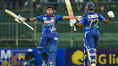 SL vs AFG: 25 साल के श्रीलंकाई बल्लेबाज ने 28 बाउंड्री के दम पर लगाई तूफानी डबल सेंचुरी, सहवाग और क्रिस गेल का सबसे बड़ा रिकॉर्ड भी ध्वस्त पथुम निसांका दोहरे शतक का जश्न मनाते हुए