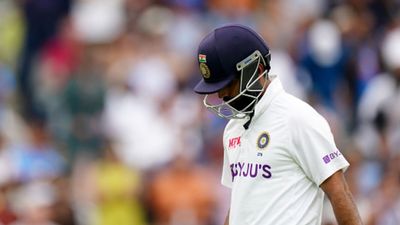 Ajnikya Rahane, Ranji Trophy : अजिंक्य रहाणे का खतरे में टेस्ट करियर! 5 पारी में बनाए सिर्फ 33 रन, अब घरेलू टीम से बाहर होने का संकट एक टेस्ट मैच के दौरान आउट होने के बाद निराश अजिंक्य रहाणे