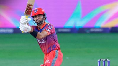 ILT20 : एक गेंद 6 रन के रोमांच में सिकंदर ने दिल्ली वाली कैपिटल्स टीम को छक्के से जिताया, डेजर्ट वाइपर्स को आखिरी गेंद में मिली हार ILT20 में मैच के दौरान शॉट खेलते सिकंदर रजा