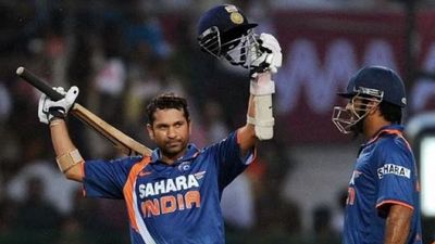 ODI Double Century: 6 देशों के 10 खिलाड़ी वनडे में ठोक चुके हैं 12 डबल सेंचुरी, भारतीय सबसे आगे, इन टीमों के अभी भी खाली हाथ सचिन तेंदुलकर ने सबसे पहले वनडे इंटरनेशनल में 200 रन का आंकड़ा पार किया था.