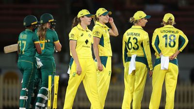 AUSW vs SAW : बेथ मूनी की 82 रनों की पारी के बाद बारिश ने बिगाड़ा खेल, 110 रनों से साउथ अफ्रीका को हराकर ऑस्ट्रेलिया ने 2-1 से जीती वनडे सीरीज साउथ अफ्रीका के खिलाफ तीसरे वनडे में जीत के बाद ऑस्ट्रेलियाई महिला टीम