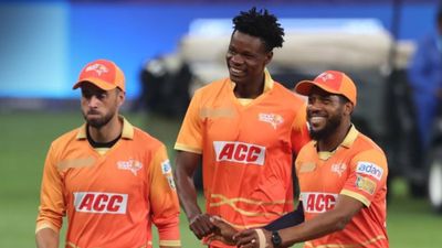 ILT20 : 6 गेंद 11 रन के रोमांच में हारी नाइट राइडर्स, गल्फ जायंट्स ने 3 रनों की जीत से नॉकआउट में बनाई जगह अबूधाबी नाइट राइडर्स के खिलाफ जीत के बाद गल्फ जायंट्स के खिलाड़ी