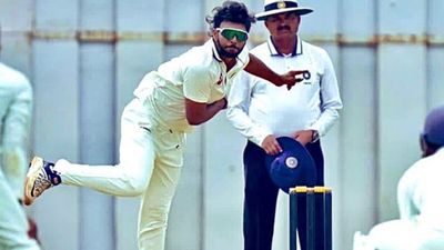 Ranji Trophy: जिसे कभी नहीं मिला टीम इंडिया का टिकट उस भारतीय ने 9 विकेट लेकर मचाया तहलका, 37 साल की उम्र में किया कमाल जलज सक्सेना केरल के लिए घरेलू क्रिकेट खेलते हैं.