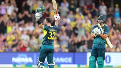AUS vs WI: ग्लेन मैक्सवेल के तूफान में उड़ी वेस्टइंडीज, टी20 में जड़ा 5वां शतक, रोहित शर्मा से निकले आगे शतक के बाद जश्न मनाते ग्लेन मैक्सवेल