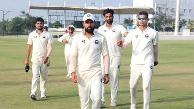 Ranji Trophy : 87 रनों के चेज में 67 पर ढेर हो गई पुडुचेरी की टीम, कश्मीर के गेंदबाजों ने कहर से पलटा मैच जम्मू एंड कश्मीर टीम के साथ आबिद मुश्ताक