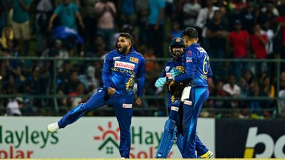 SL vs AFG : असलंका और हसरंगा के कहर से जीती श्रीलंका, 25 रन में अफगानिस्तान के 9 विकेट उड़ाकर ODI सीरीज पर किया कब्ज़ा  अफगानिस्तान के खिलाफ विकेट लेने के बाद साथियों संग जश्न मनाते वानिंदु हसरंगा