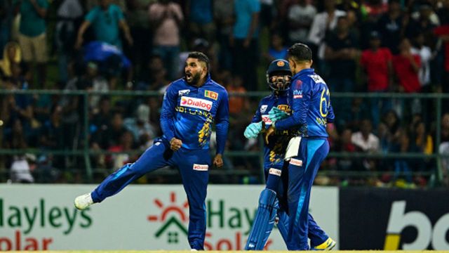 SL vs AFG : असलंका और हसरंगा के कहर से जीती श्रीलंका, 25 रन में अफगानिस्तान के 9 विकेट उड़ाकर ODI सीरीज पर किया कब्ज़ा अफगानिस्तान के खिलाफ विकेट लेने के बाद साथियों संग जश्न मनाते वानिंदु हसरंगा