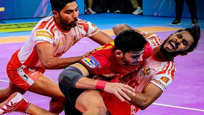 Pro Kabaddi League: प्लेऑफ्स में पहुंची गुजरात जायंट्स, बेंगलुरु बुल्स को 50-28 से हराया, पुनेरी पलटन ने किया टेबल टॉप एक्शन में बेंगलुरु और गुजरात के खिलाड़ी