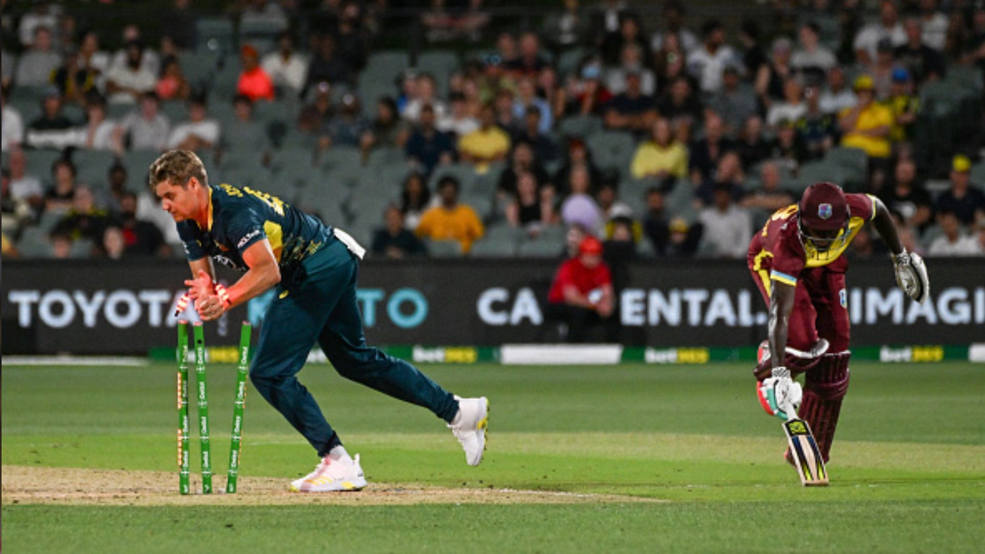 AUS vs WI: वेस्टइंडीज का बल्लेबाज हुआ रनआउट फिर भी नहीं गया पवेलियन, हैरान कर देने वाला मामला आया सामने, अंपायर भी... VIDEO