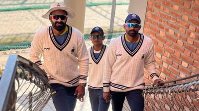 4 गेंद में 4 विकेट लेकर मचाई धूम, IPL में 4 टीमों के लिए 6 साल में 7 मैच खेलने वाले बॉलर का करिश्मा, देखिए Video कुलवंत खेजड़ोलिया (बाएं) पहले फर्स्ट क्लास क्रिकेट में दिल्ली की ओर से खेलते थे.