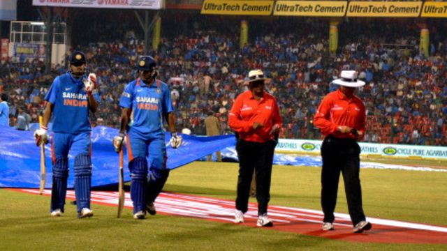 दिग्गज भारतीय क्रिकेटर ने लिया संन्यास, वर्ल्ड कप जीतने वाली टीम इंडिया का रहा हिस्सा, मुंबई को पहली बार IPL Final में पहुंचाया सौरभ तिवारी (दाएं) ने भारत के लिए तीन वनडे मैच खेले.