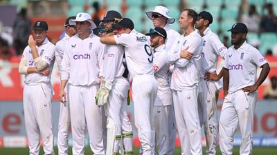 IND vs ENG Test सीरीज में नया बखेड़ा, पाकिस्तानी मूल के इंग्लिश खिलाड़ी को इस गलती पर राजकोट एयरपोर्ट पर रोका गया इंग्लैंड टीम को शोएब बशीर के बाद रेहान अहमद के वीजा पर दिक्कतें झेलनी पड़ीं.