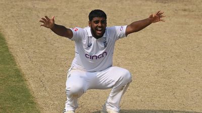 IND vs ENG: वीजा दिक्कतों के चलते एयरपोर्ट पर फंसे रेहान अहमद को लेकर इंग्लैंड क्रिकेट का बड़ा बयान, कहा- हमें कहा गया... अपील करते रेहान अहमद