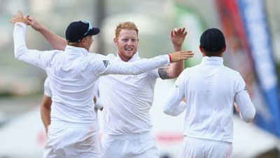 IND vs ENG: राजकोट में अंग्रेजों का रिकॉर्ड देख चौंक जाएंगे टीम इंडिया फैंस, भारतीय खिलाड़ी को होगा सिरदर्द! जश्न मनाते बेन स्टोक्स और जो रूट