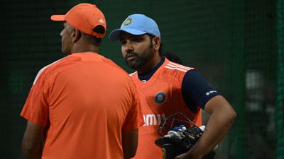 BCCI रणजी ट्रॉफी न खेलने वाले खिलाड़ियों पर कसेगा नकेल! ना-नुक्कुर करने वालों से छिन सकता है IPL का पैसा भारतीय क्रिकेट टीम के सितारे बाहर होने पर घरेलू क्रिकेट से दूरी बनाकर रखते हैं.