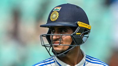 IND vs ENG: शुभमन गिल ने नहीं की प्रैक्टिस, क्या तीसरे टेस्ट से बाहर होगा विशाखापतनम का शतकवीर? शुभमन गिल ने भारत-इंग्लैंड के बीच विशाखापतनम टेस्ट में शतक लगाया था.