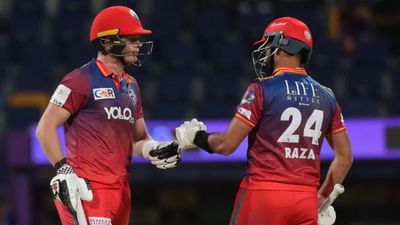 ILT20: धोनी के साथ खेले 2 खिलाड़ियों ने दुबई कैपिटल्स को दिलाई सुपर जीत, शाहरुख खान के नाइट राइडर्स टूर्नामेंट से बाहर सैम बिलिंग्स और सिकंदर रजा ने बैटिंग में दुबई कैपिटल्स के लिए कमाल किया.