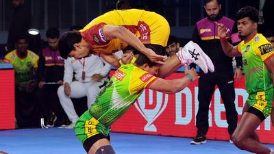 Pro Kabaddi League: तीन बार की चैंपियन पटना पाइटरेट्स ने तेलुगू टाइटंस को दी मात, प्लेऑफ्स के लिए किया क्वालीफाई एक्शन में पटना पाइरेट्स के खिलाड़ी