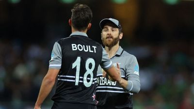 NZ vs AUS: केन विलियमसन फिर बाहर तो ट्रेंट बोल्ट की टीम में वापसी, ऑस्ट्रेलिया के खिलाफ टी20 सीरीज के लिए न्यूजीलैंड टीम का ऐलान, स्पिनर करेगा कप्तानी ट्रेंट बोल्ट के साथ बात करते हुए केन विलियमसन